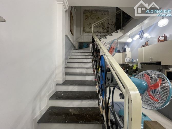 Gấp bán nhà Thủ Đức, giá 7.3 tỷ, 3 tầng, dt 72m2, gần MT Lã Xuân Oai. - 1