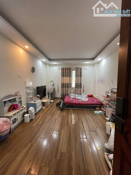 BÁN NHÀ ĐỐNG ĐA, BA GÁC ĐỖ CỬA, GẦN PHỐ, TẶNG NỘI THẤT, 35M2x5Tx4M, GIÁ 9,1 TỶ - 1