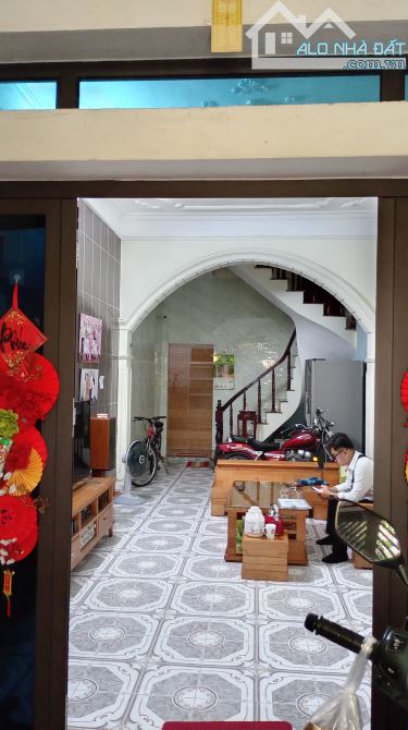 Phố Ngọc Lâm, 51m2, 3 tầng, ngõ thông, ô tô đỗ cửa - 1