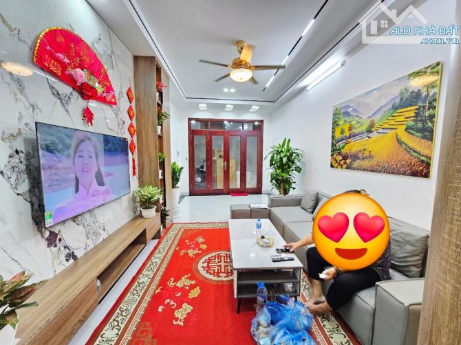 Nhà mới xây hiện đại đẹp thang máy ! Khu dân cư gần trường học.  dân chí cao - 1