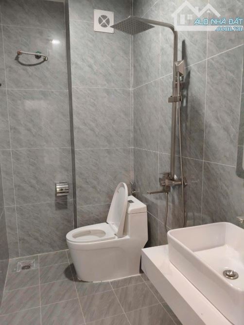 AI TÌM NHÀ CỔ BI SÁT MẶT ĐƯỜNG OTO ĐỖ CỬA-NHÀ 3 TẦNG ĐẸP Ở NGAY THÌ CĂN NHÀ NÀY QUÁ NGON Ạ - 1