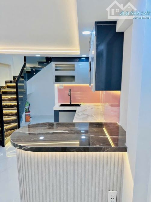 Nhà đẹp 4 tầng - dt 30.6m2 nở hậu - Hẻm 2.5m - Tôn Đản Q4. - 1
