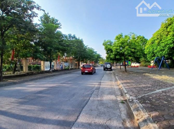 Bán đất Bát Khối, Long Biên 71m2, mt 4.7m, ô tô vào đất, ngõ thông, 8.6 tỷ