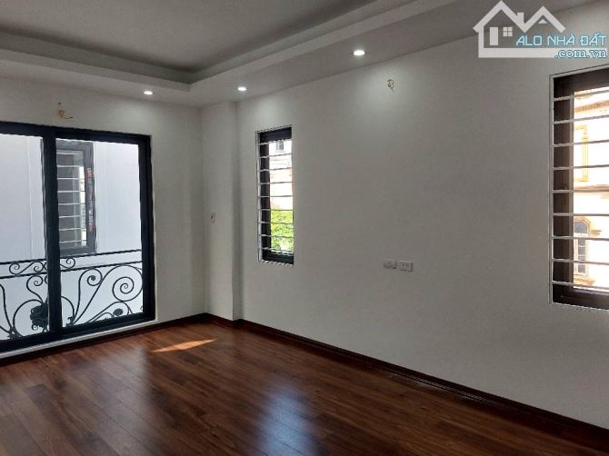 HƠN 6 TỶ NHÀ LÔ GÓC MỚI PHỐ VIỆT HƯNG - DT 32M , 5 TẦNG , MT 3,8M  HÀNG XÓM VINHOMES RIVER - 1