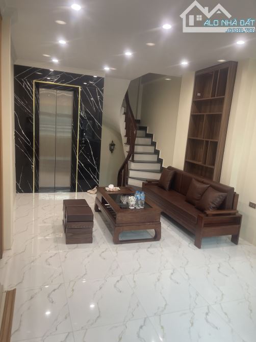Nhà đẹp nội thất hiện đại đường ô tô tránh ngõ Phố Giang Biên DT 31m2 . Giá 9 tỷ - 2