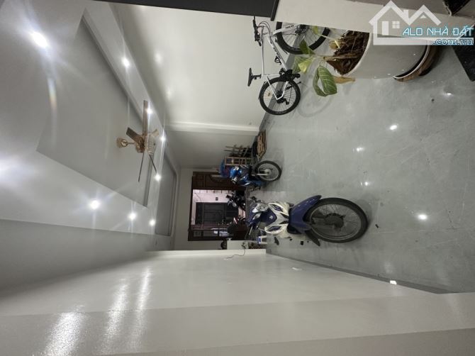 Bán nhà Đông Thiên. Vị trí đẹp - Ô tô đỗ cửa. Nhà 5 tầng - lô góc - full đồ - 2