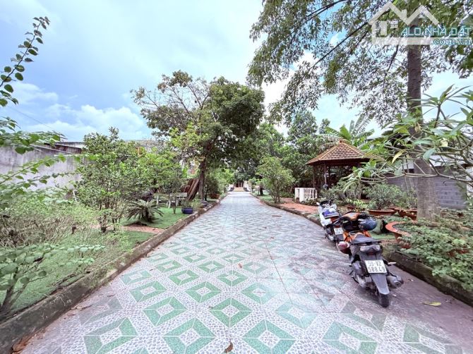 BIỆT THỰ SÂN VƯỜN NGHĨ DƯỠNG CAO CẤP 1.200M2 NGAY TRUNG TÂM SÀI GÒN. THANH LÝ GIÁ RẺ - 2