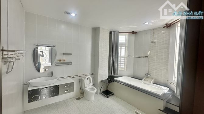 BIỆT THỰ 3 TẦNG - 300M2 - GARA OTO - NGAY HOÀNG HOA THÁM - NGUYỄN VĂN ĐẬU - 2