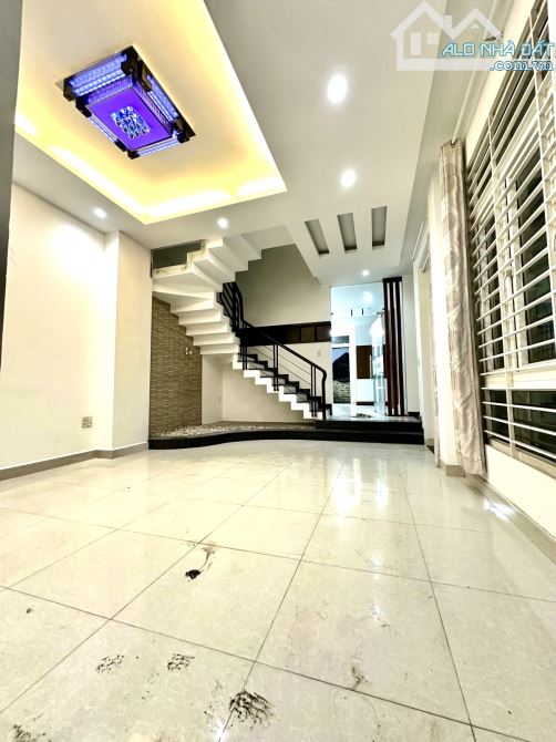 MẶT TIỀN LÊ VĂN THỊNH QUẬN 2 - LÔ GÓC 2 MT - HẦM 6 TẦNG 180M2 - 2x TỶ - 2