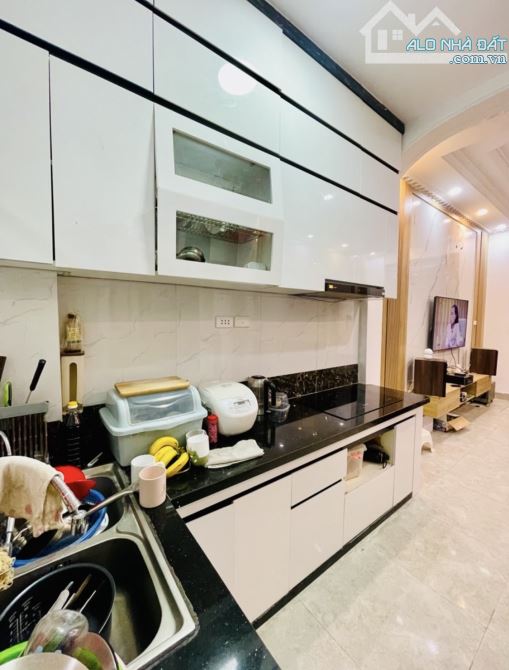 Bán nhà Đường Láng. Nhà mặt ngõ - ba gác tránh. Cách phố 30M - lõi Đống Đa - tặng nội thất - 2