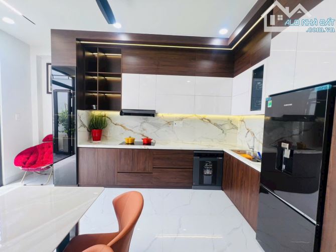 NHÀ MÊ FULL NỘI THẤT CAO CẤP GẦN ĐẠI LỘ ĐÔNG TÂY: Giá 4.55 tỷ - 2