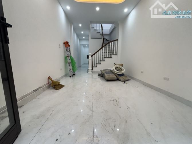 ĐỨC GIANG - BÌNH MINH GARDEN- LÔ GÓC THANG MÁY - Ô TÔ - CÁCH 15M RA Ô TÔ TRÁNH. 10.5 TỶ - 2