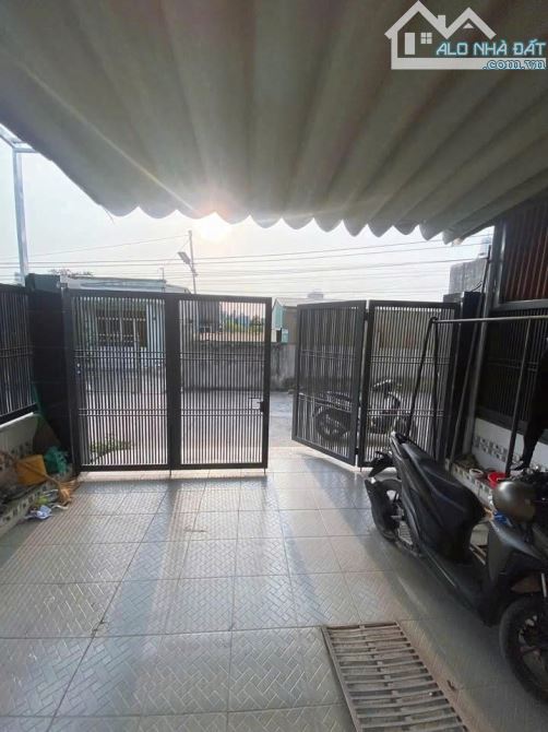 Xoay vốn bán gấp nhà ở Thới Tam Thôn - Hóc Môn . DT 97m2, giá 850triệu. SHR. - 2