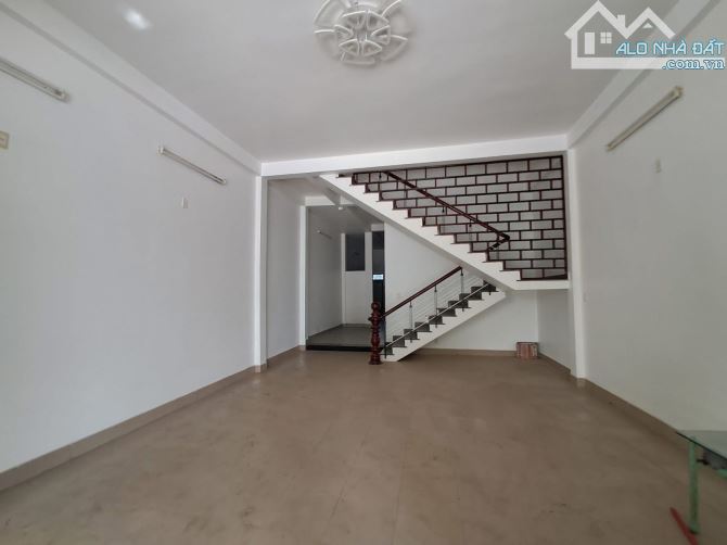 Mặt tiền Hồ Tùng Mậu : Nhà 2,5 tầng : 100m2 giá 11,69 tỷ - 2
