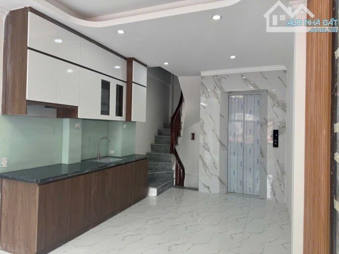 Thạch Bàn - Ô tô tránh đỗ ngày đêm - Kinh doanh tốt - Thang máy - chỉ 8.7 t.ỷ - 2