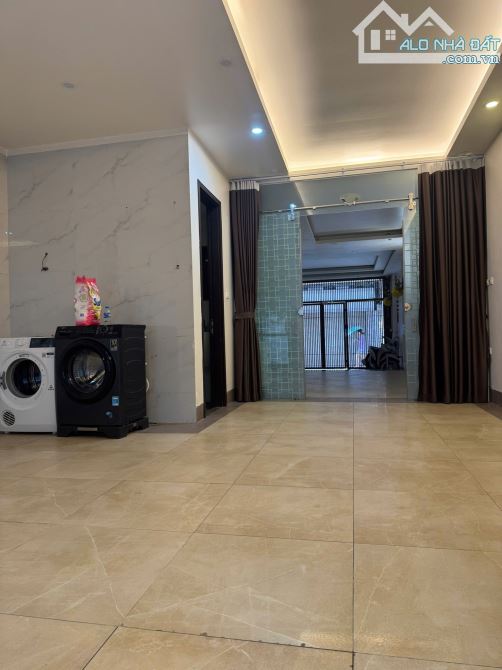 Bán CHDV 9 Tầng Thang Máy, mặt ngõ phân lô ôtô tránh phố Liễu Giai. Dòng tiền 180tr/tháng - 2