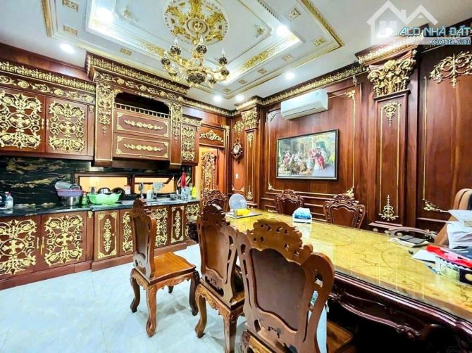 Gấp định cư giảm sâu từ "42 tỷ về 37.9 tỷ"! Bán biệt thự Dát Vàng P.7 - HĐ thuê 1.5 tỷ/năm - 2