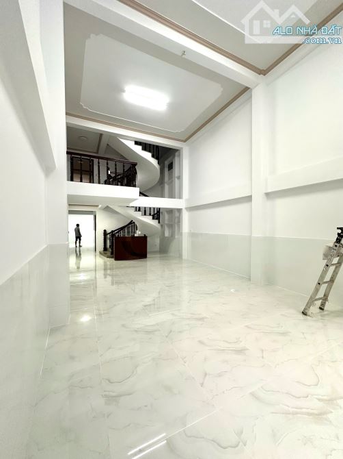 Cho thuê nhà trục chính hẻm hồ tùng mậu gần công an thành phố giá 17 triệu - 2