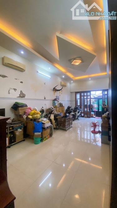 Quận 5 - 65m2 -3 tầng ngay chợ Tân thành giá chỉ hơn 6 tỷ. - 2