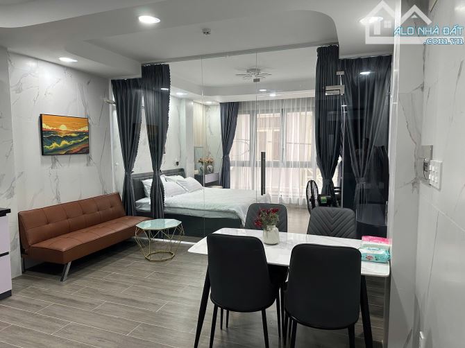 CĂN HỘ TÁCH BẾP FULL NỘI THẤT BAN CÔNG CỰC RỘNG NGAY VỊ TRÍ QUẬN 1 - 2