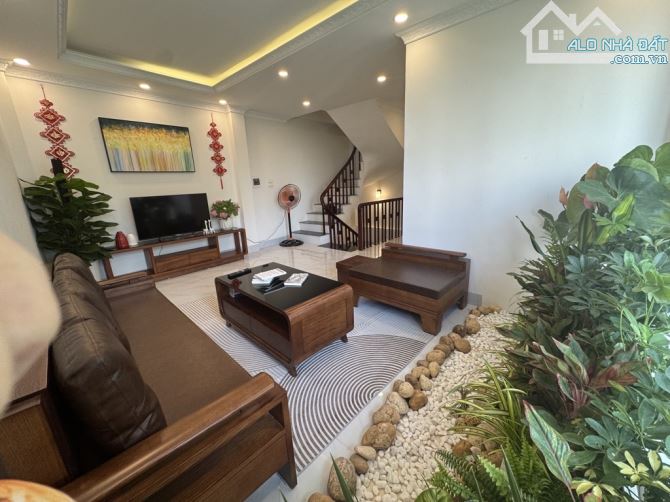 6,15 TỶ - 38m2 - 6,5 TẦNG - GẦN KĐT VIỆT HƯNG - CÁCH 1 NHÀ RA ĐƯỜNG Ô TÔ - BÃI XE CÁCH 50M - 2