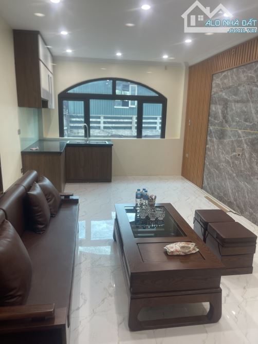 Nhà đẹp nội thất hiện đại đường ô tô tránh ngõ Phố Giang Biên DT 31m2 . Giá 9 tỷ - 3