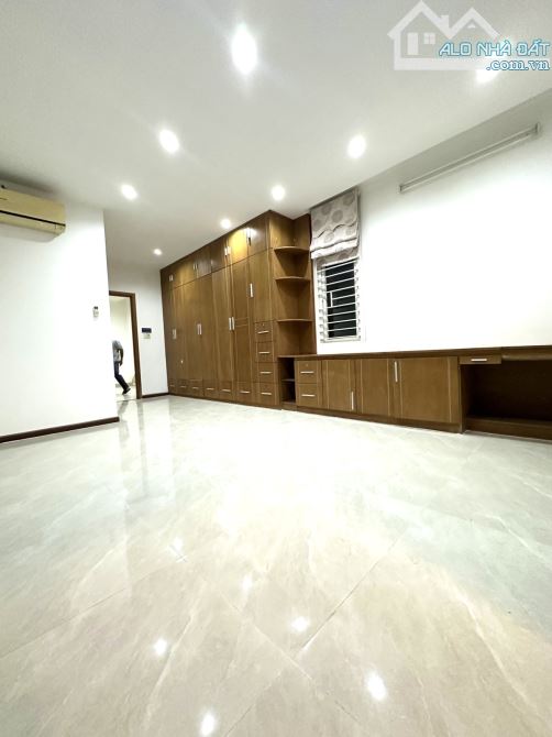 MẶT TIỀN LÊ VĂN THỊNH QUẬN 2 - LÔ GÓC 2 MT - HẦM 6 TẦNG 180M2 - 2x TỶ - 3
