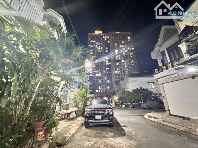 Bán nhà 2 Tầng + Sân Thượng mát mẻ,SHR đường 2 ô tô, gần chung cư Bcons - 3