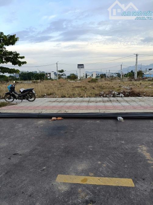 Bán lô đất đường 16m, đường thông  khu TĐC Ngọc Hiệp, phường Tây Nha Trang. - Diện tích: 9 - 3