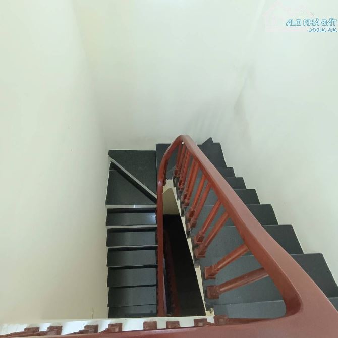 RẺ : NHÀ CỰ KHỐI - THẠCH BÀN - FULL NỘI THẤT - NGÕ NÔNG - SÂN CỔNG RIÊNG - CÁCH ĐƯỜNG Ô TÔ - 3