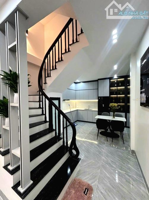 Ngọc Hồi Hoàng Mai. Bán Nhà DT 42m×5 tầng mt3.9 ô tô vào nhà kinh doanh. Giá 8.4 tỷ - 3