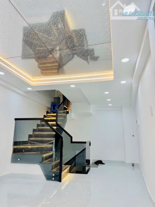 Nhà đẹp 4 tầng - dt 30.6m2 nở hậu - Hẻm 2.5m - Tôn Đản Q4. - 3