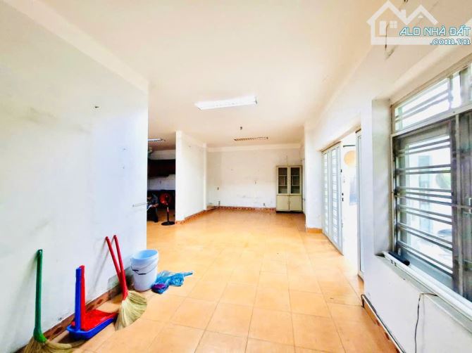 Thiện chí bán "32 Tỷ giảm về 28 Tỷ"- Bán nhamh Biệt Thự 2 tầng 205m2 - Ngang hiếm 12m - 3