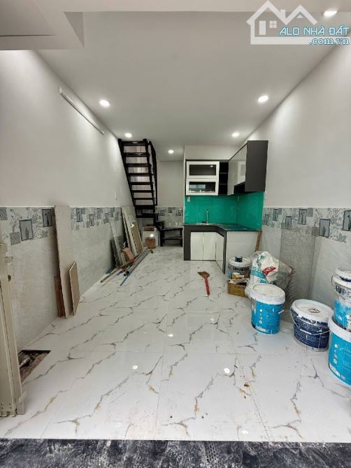 HẺM XE HƠI - SÁT TÂN PHÚ - GẦN NGUYỄN SƠN - 3 TẦNG - SHR - 2PN - 17M2 - 1,X TỶ - 3