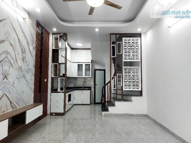 HƠN 6 TỶ NHÀ LÔ GÓC MỚI PHỐ VIỆT HƯNG - DT 32M , 5 TẦNG , MT 3,8M  HÀNG XÓM VINHOMES RIVER - 3