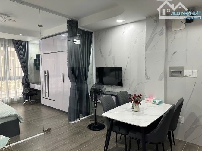 CĂN HỘ TÁCH BẾP FULL NỘI THẤT BAN CÔNG CỰC RỘNG NGAY VỊ TRÍ QUẬN 1 - 3