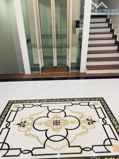 Bán biệt thự sân vườn Lạc Long Quân DT 392m2, 5 Ô tô tránh, mặt tiền 20m, Giá 130 tỷ