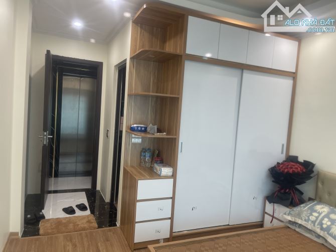 Nhà đẹp nội thất hiện đại đường ô tô tránh ngõ Phố Giang Biên DT 31m2 . Giá 9 tỷ - 4