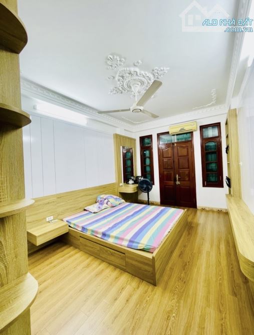 Bán nhà Đường Láng. Nhà mặt ngõ - ba gác tránh. Cách phố 30M - lõi Đống Đa - tặng nội thất - 4