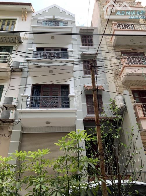 Cho thuê nhà phố Nghĩa Đô. Diện tích 80m2 x 4 tầng 1 hầm, mặt tiền 6m - 4
