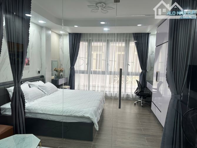 CĂN HỘ TÁCH BẾP FULL NỘI THẤT BAN CÔNG CỰC RỘNG NGAY VỊ TRÍ QUẬN 1 - 4