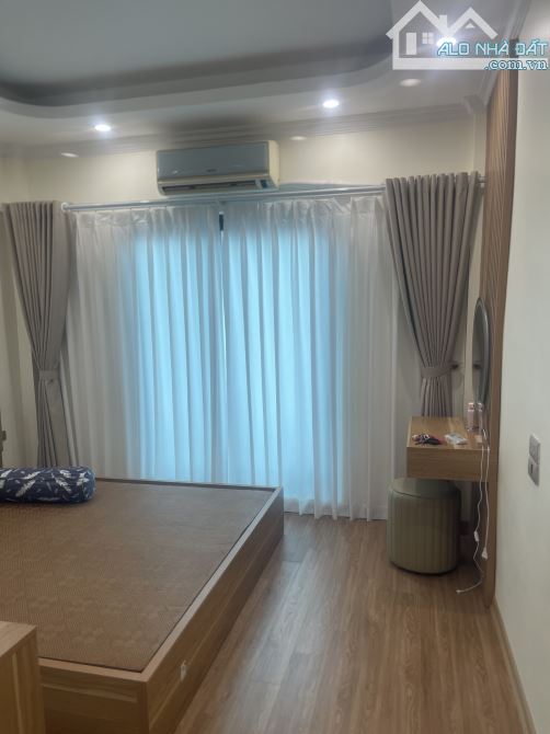 Nhà đẹp nội thất hiện đại đường ô tô tránh ngõ Phố Giang Biên DT 31m2 . Giá 9 tỷ - 5