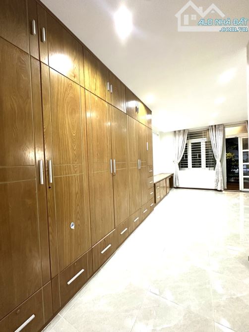 MẶT TIỀN LÊ VĂN THỊNH QUẬN 2 - LÔ GÓC 2 MT - HẦM 6 TẦNG 180M2 - 2x TỶ - 5