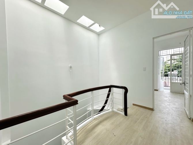 HXH NGUYỄN XÍ kế VINCOM plaza - SÁT MẶT TIỀN - 52M2 SỔ A4 - 3 TẦNG 4PN - CHỈ hơn 8 tỷ - 5