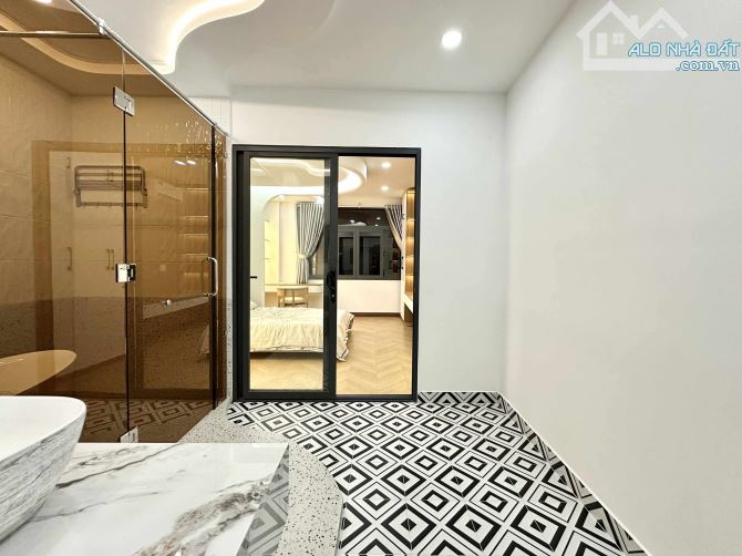 XÂY MỚI 100% - NHÀ ĐẸP 5 TẦNG KTS THIẾT KẾ - HẺM 4.5M Ô TÔ THÔNG - GIÁP Q1 - 5