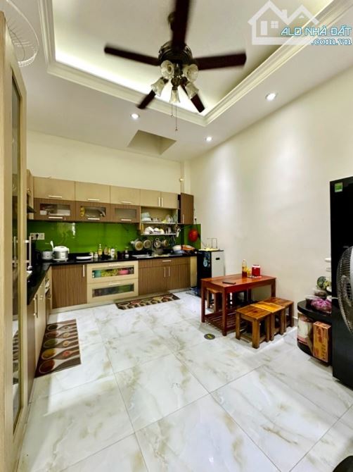 TRUNG TÂM QUẬN 5 -  HẺM 6M XE TẢI ĐỖ CỬA - 4 TẦNG BTCT - 5PN 4WC MỚI ĐẸP Ở NGAY. - 5