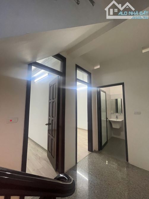 Bán nhà đẹp đường Trần Cung quận Bắc Từ Liêm - Sổ đỏ 33m2 - 5 tầng còn mới - MT 5,6m. - 5