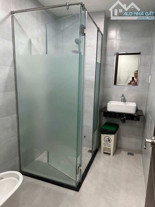 CĂN HỘ TÁCH BẾP FULL NỘI THẤT BAN CÔNG CỰC RỘNG NGAY VỊ TRÍ QUẬN 1 - 5