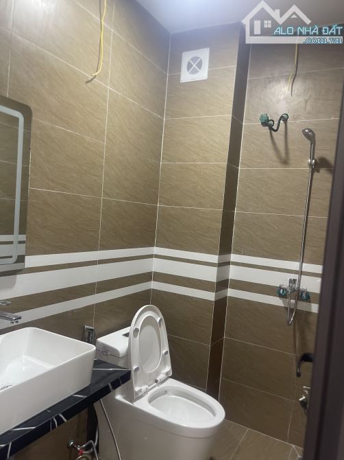 Nhà đẹp nội thất hiện đại đường ô tô tránh ngõ Phố Giang Biên DT 31m2 . Giá 9 tỷ - 7