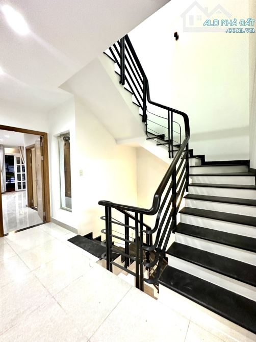 MẶT TIỀN LÊ VĂN THỊNH QUẬN 2 - LÔ GÓC 2 MT - HẦM 6 TẦNG 180M2 - 2x TỶ - 7